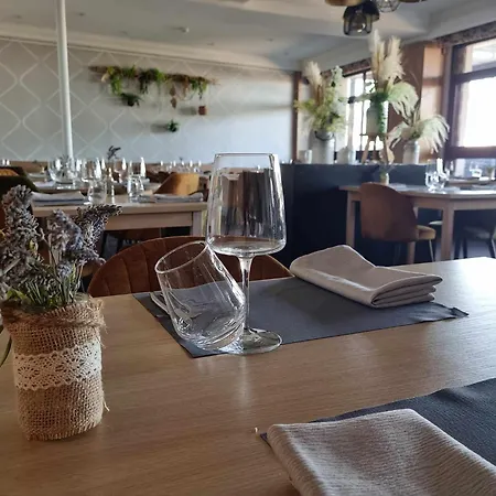 Logis Schaeffer- Restaurant Le Saint Georges Serrières-en-Chautagne